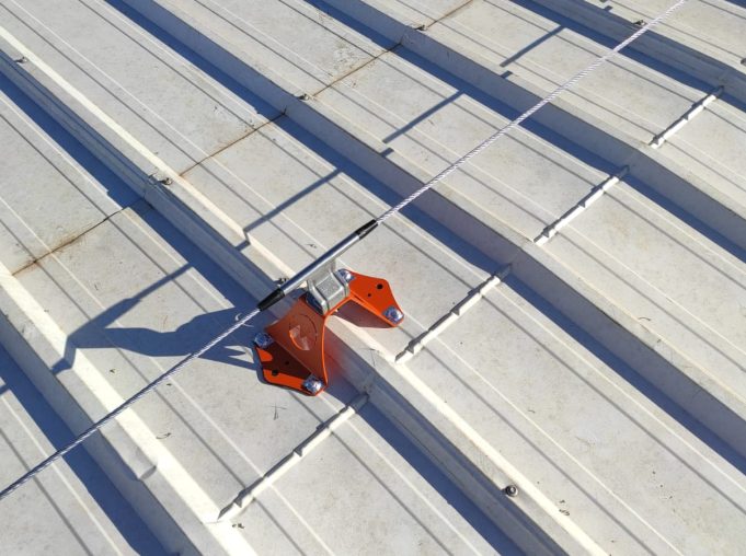 SUPORTE-DE-INTERMEDIARIO-INTERMEDIARIO-RETO_LINHA-DE-VIDA-SOBRE-TELHADO